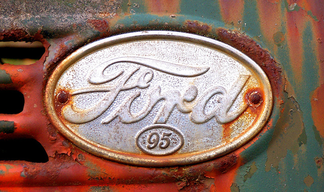 Sigla Ford veche ruginita
