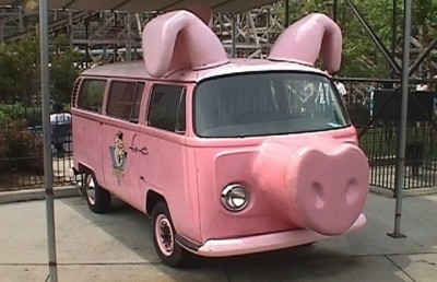 Masina roz in forma de porc