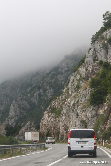 Drum cu ceata pe munte - Muntenegru