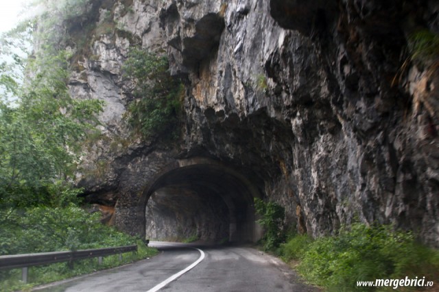 Tunel prin canionul Tara - Muntenegru